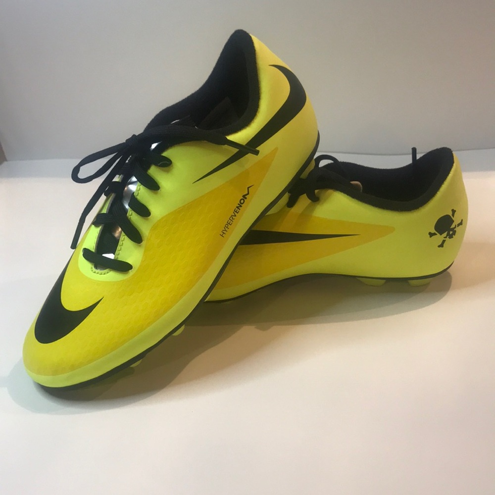 Nike youth soccer cleats 3y